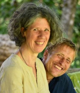 Kerstin und Bernd von Abenteuer-Moment lächeln in die Kamera